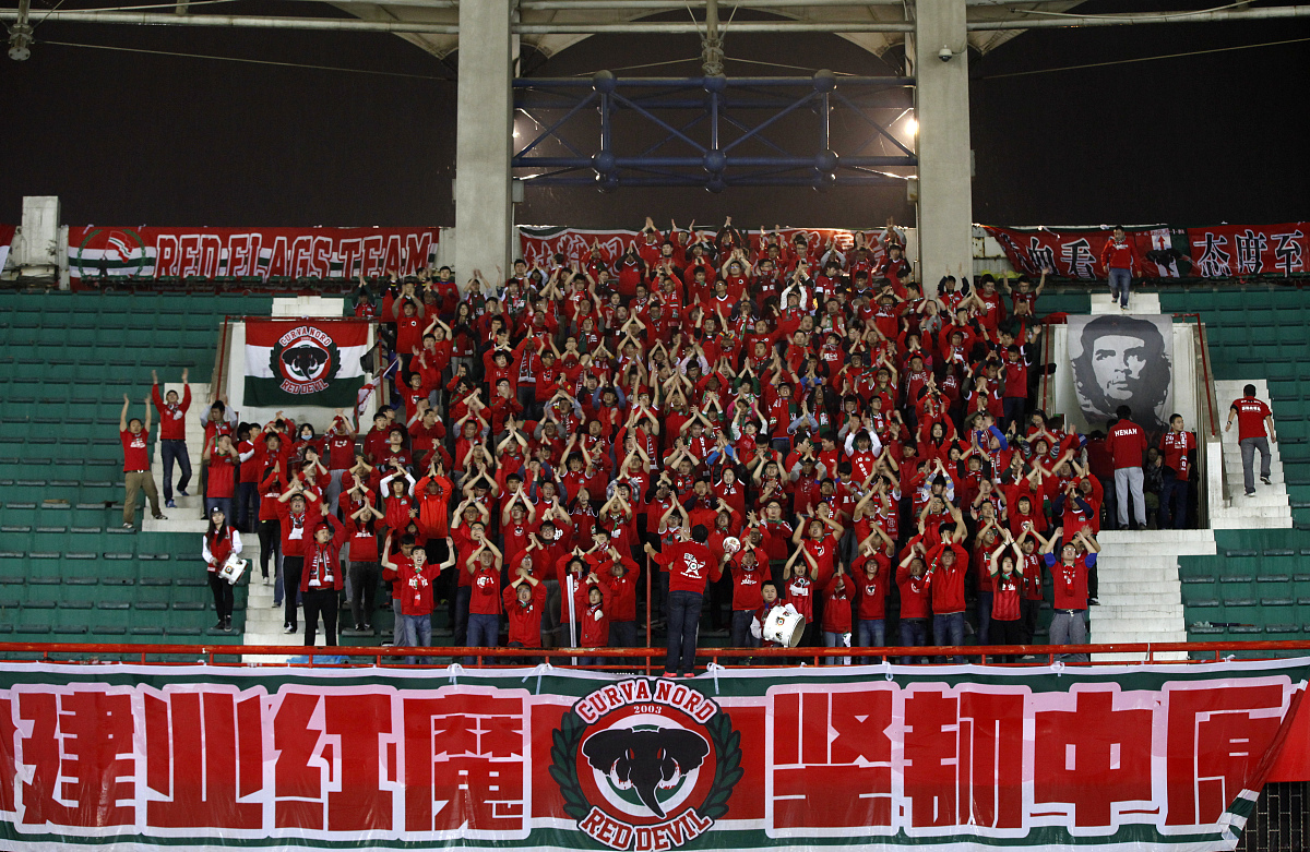 包含法甲今晨走向成谜，广州队回应争议，媒体盛赞，阵容厚度经受考验的词条