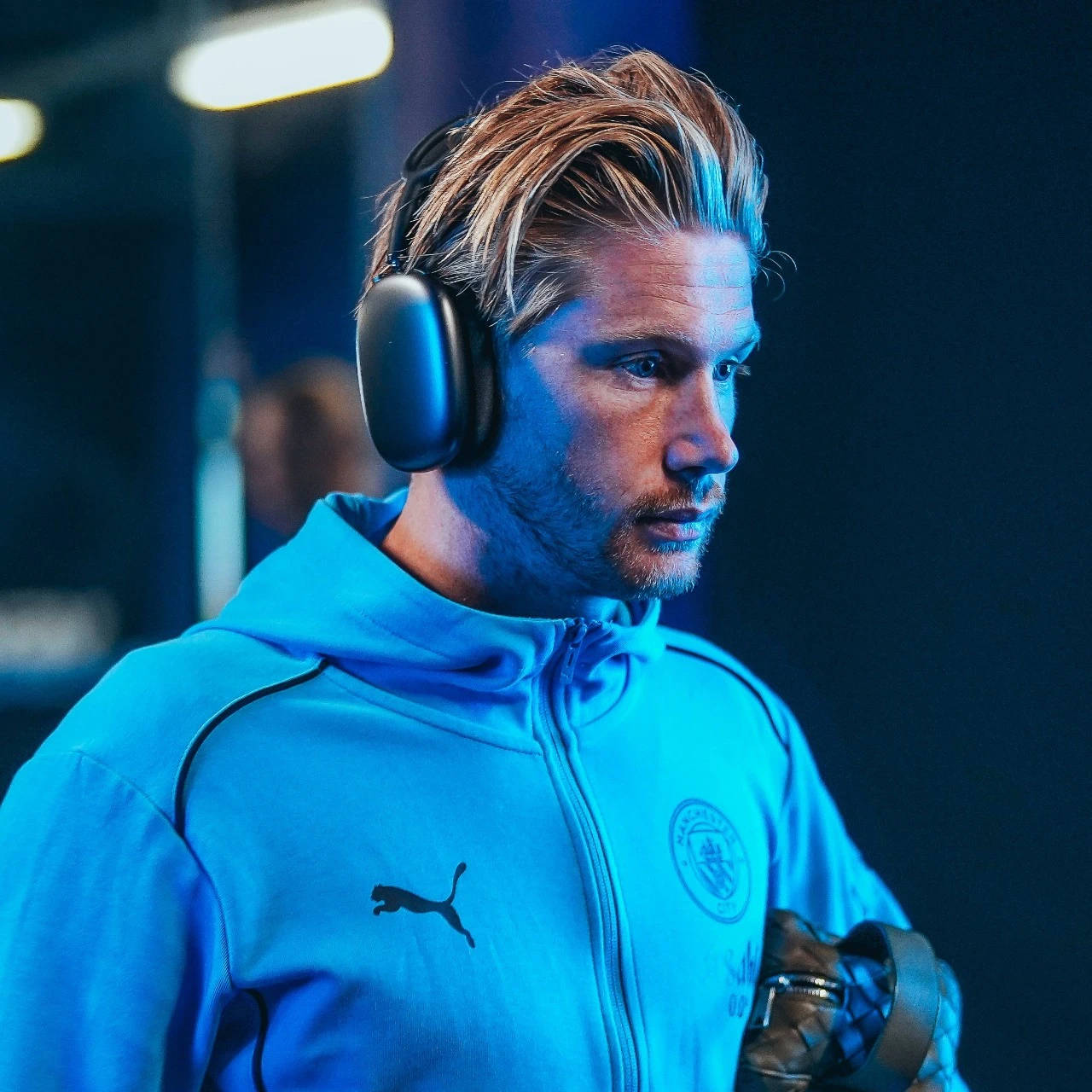 关于西甲今晚再迎强敌；阿斯顿维拉回应争议；主帅态度——更衣室稳定；资深球员宣示担当的信息