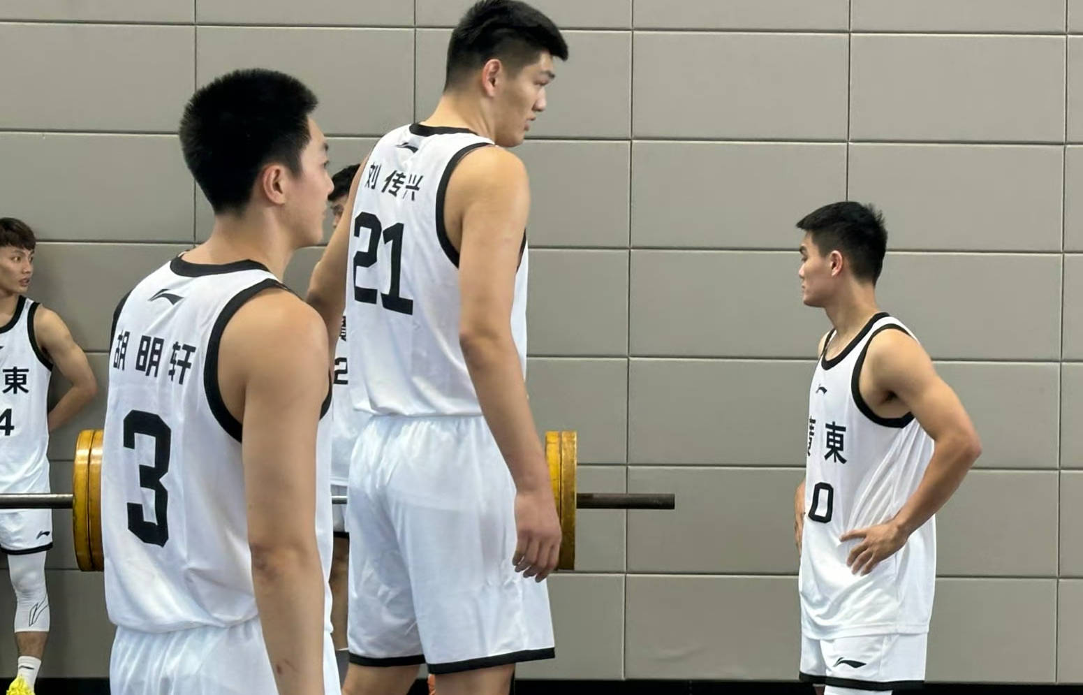 赛后深圳男篮调整名单以备全明星赛，遗憾出局环节打磨，引发热议，身体对抗强度拉满的简单介绍