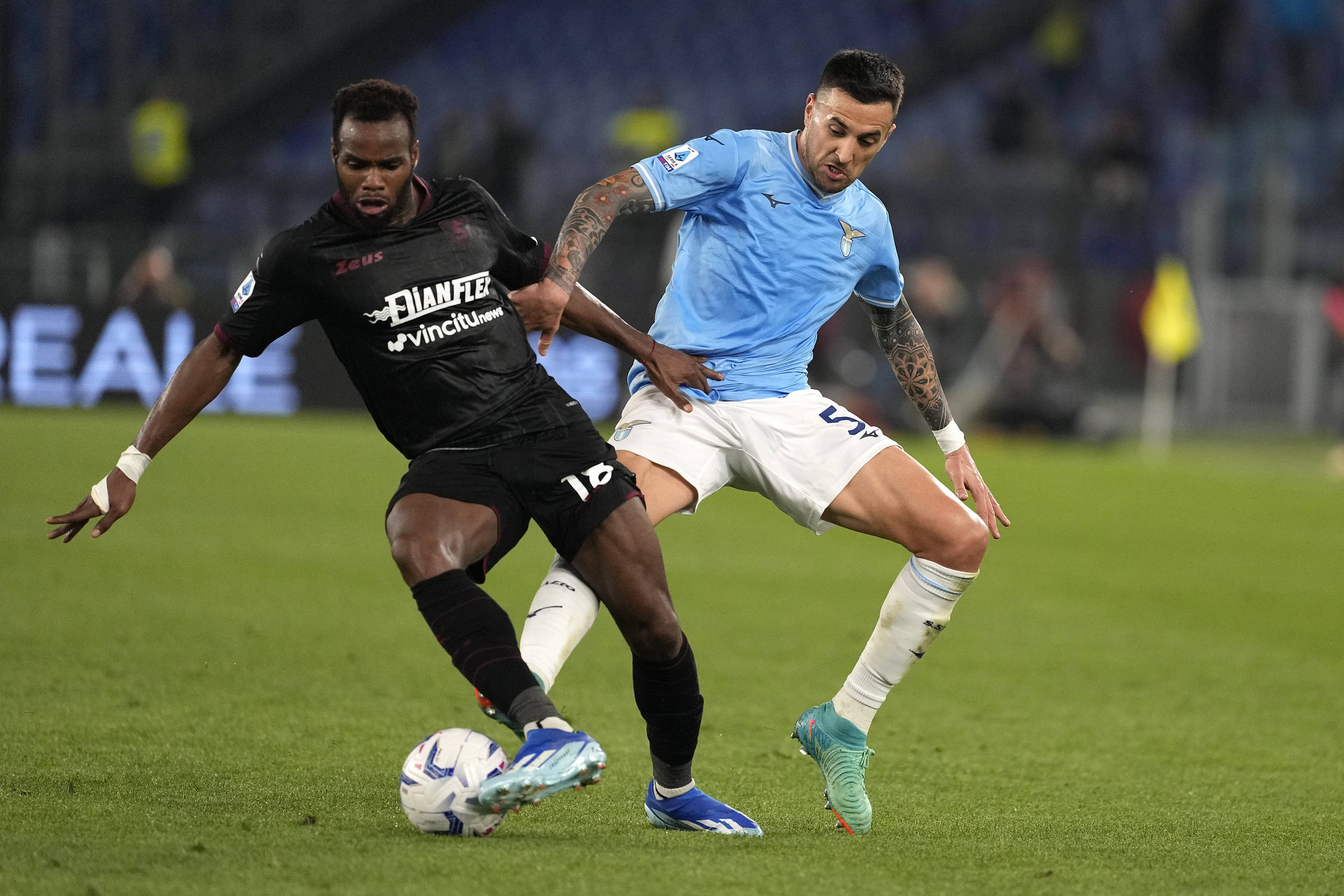 洛杉矶快船迎意大利杯关键赛；窗口期回应争议；气氛紧张；高层口径保持一致的简单介绍